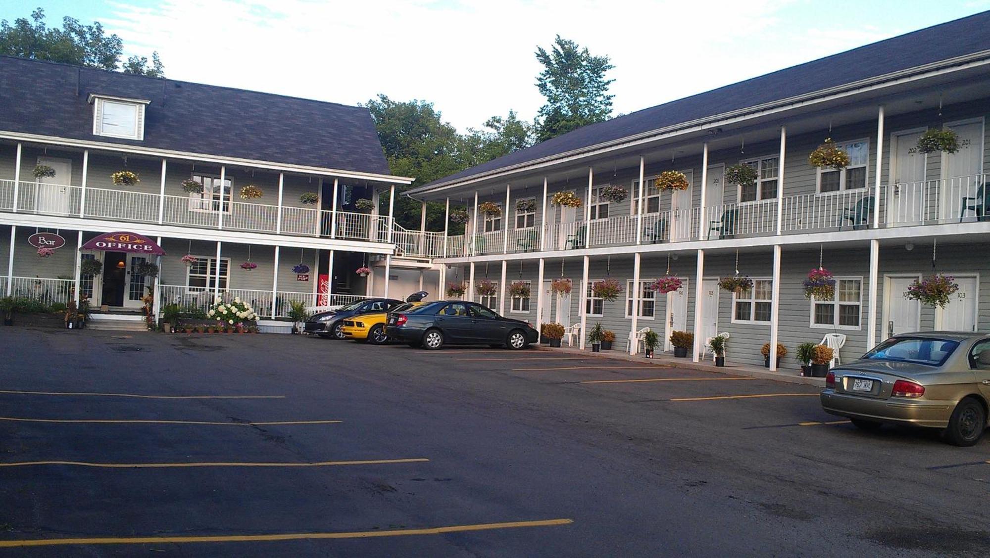 Midtown Motel & Suites มองก์ตัน ภายนอก รูปภาพ