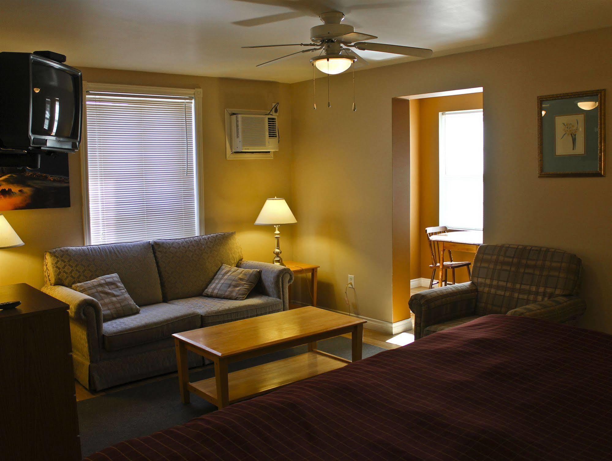 Midtown Motel & Suites มองก์ตัน ภายนอก รูปภาพ