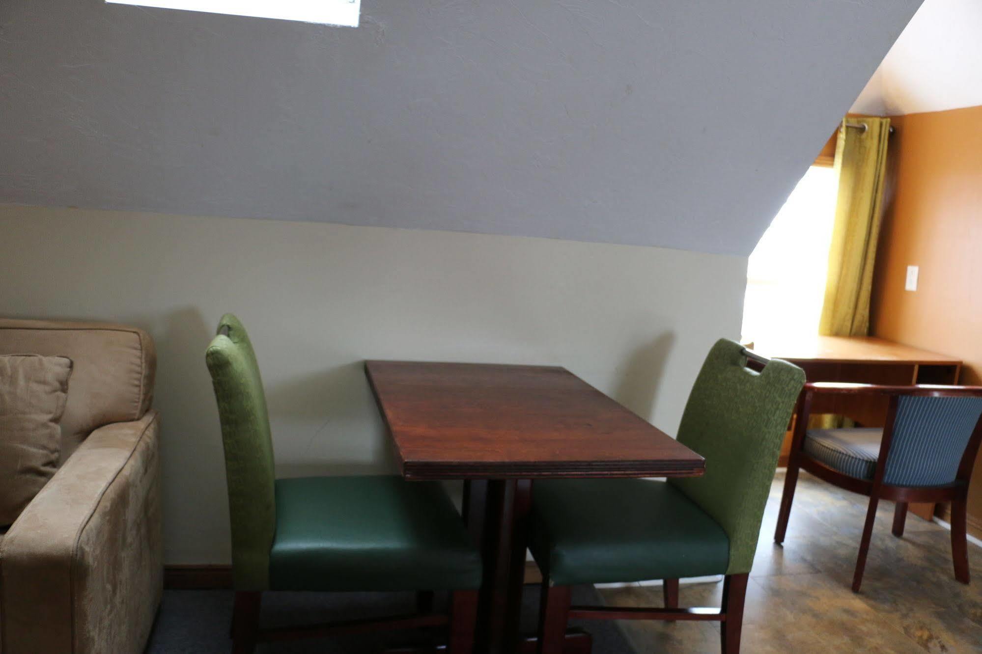 Midtown Motel & Suites มองก์ตัน ภายนอก รูปภาพ