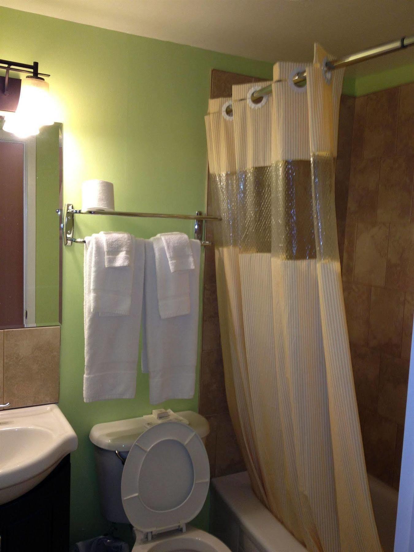 Midtown Motel & Suites มองก์ตัน ภายนอก รูปภาพ