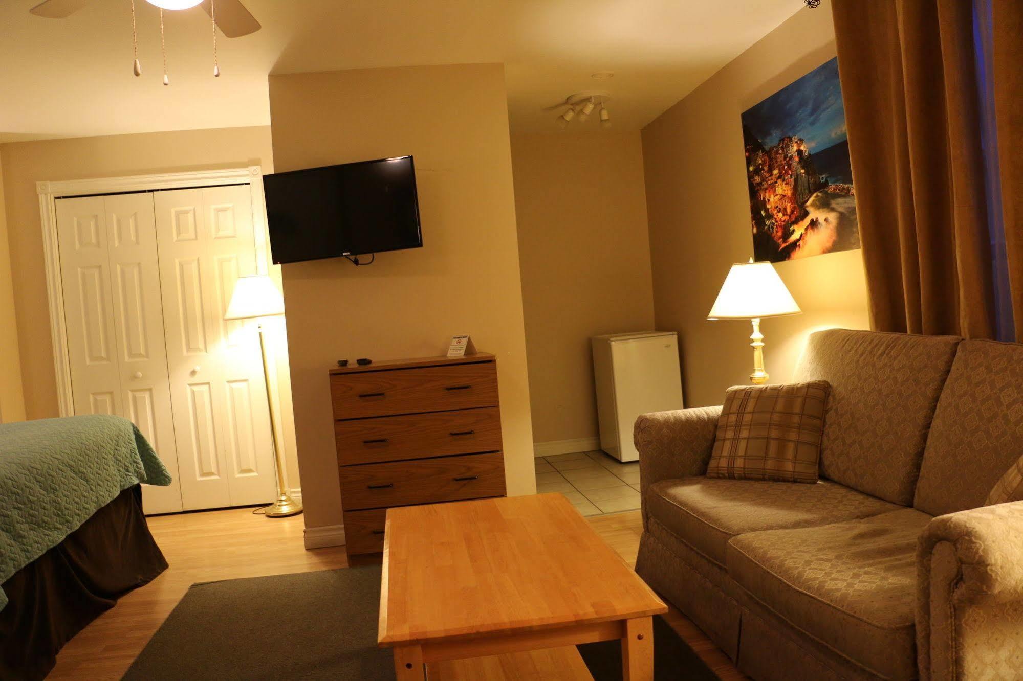 Midtown Motel & Suites มองก์ตัน ภายนอก รูปภาพ
