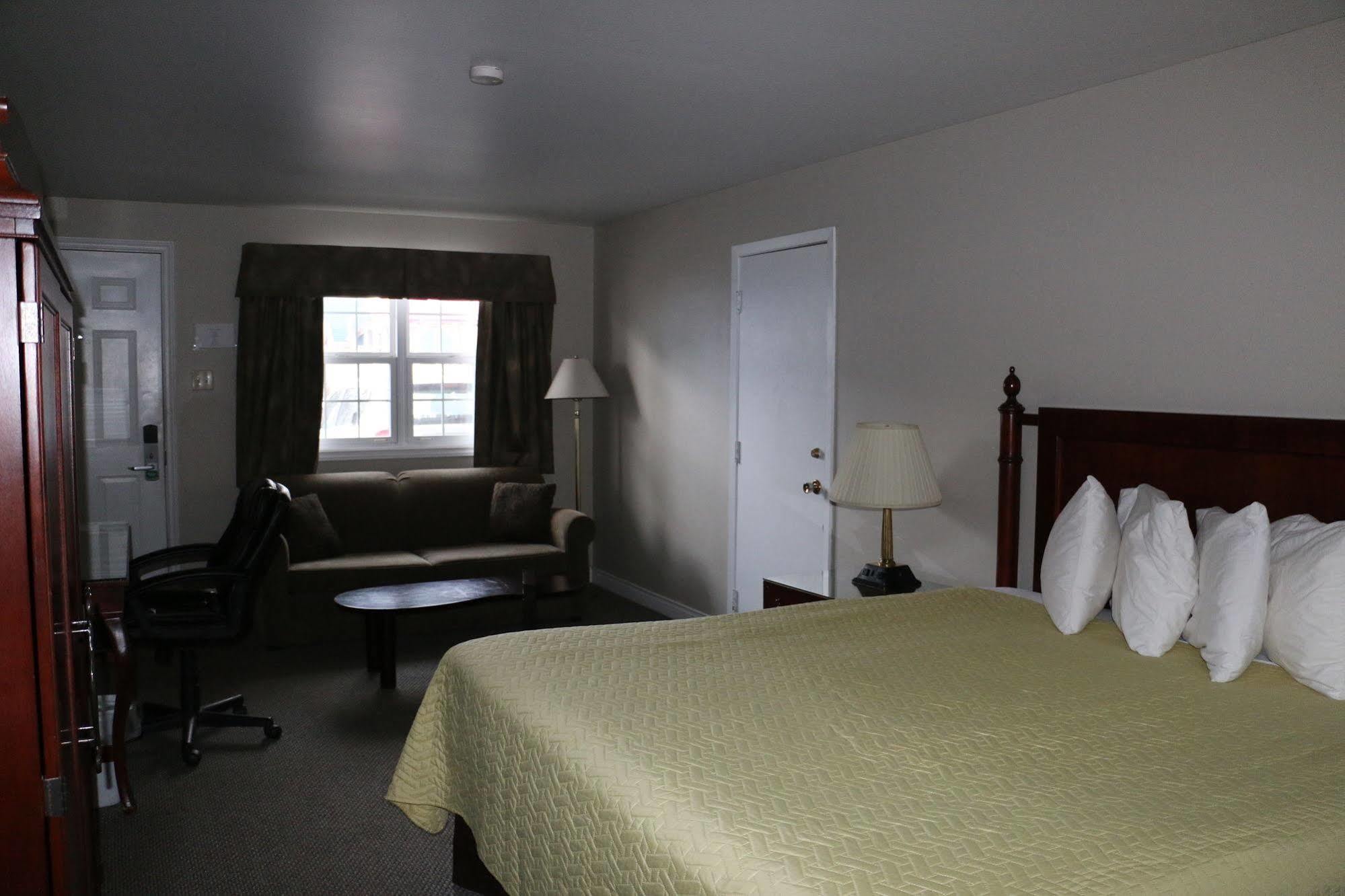 Midtown Motel & Suites มองก์ตัน ภายนอก รูปภาพ