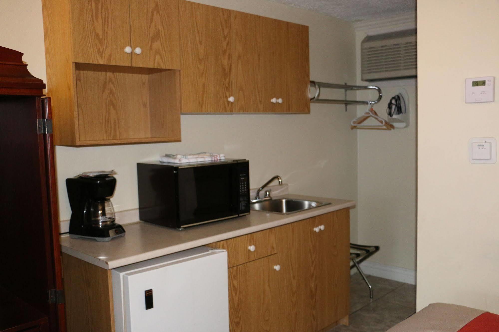 Midtown Motel & Suites มองก์ตัน ภายนอก รูปภาพ
