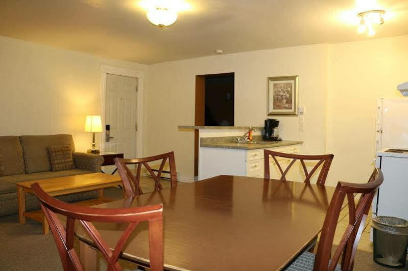 Midtown Motel & Suites มองก์ตัน ภายนอก รูปภาพ