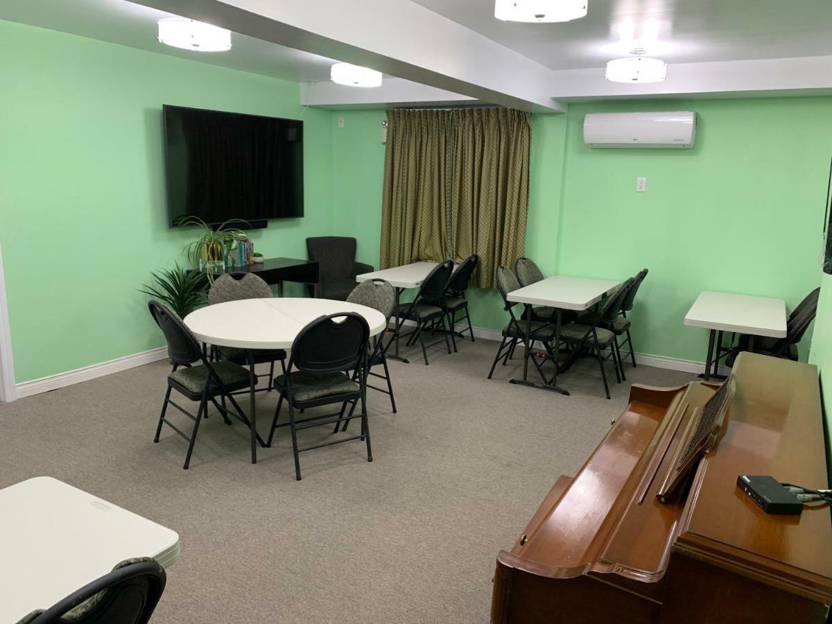 Midtown Motel & Suites มองก์ตัน ภายนอก รูปภาพ